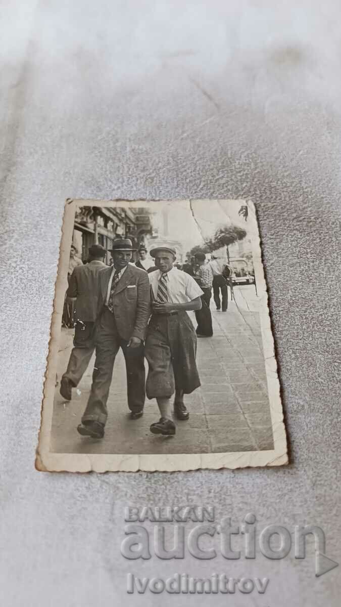 Снимка София Двама мъже на разходка пред кино Глория