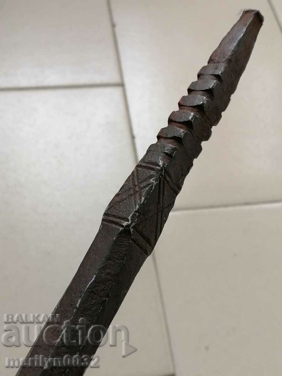 Auction An old bitch, a screwdriver, a wrought iron Auction An old bitch, a screwdriver, a wrought iron