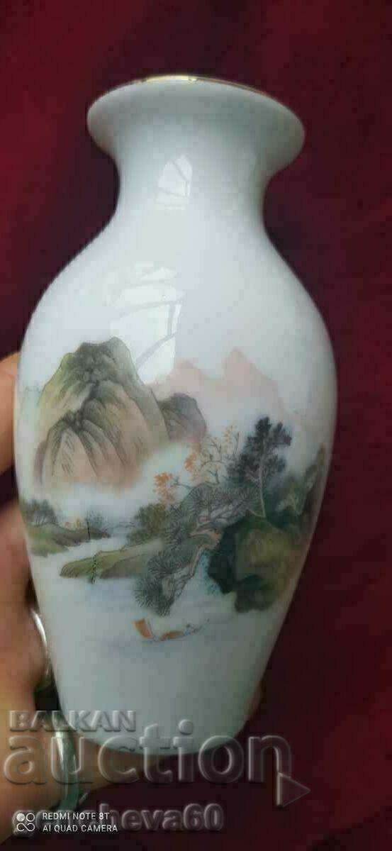 Delivery of Chinese vase Mandarin made of fine bone china Delivery of Chinese vase Mandarin made of fine bone china