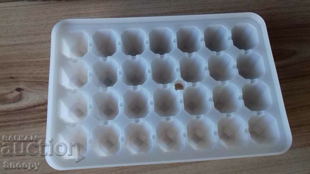 Form for 28 pcs. ice cubes