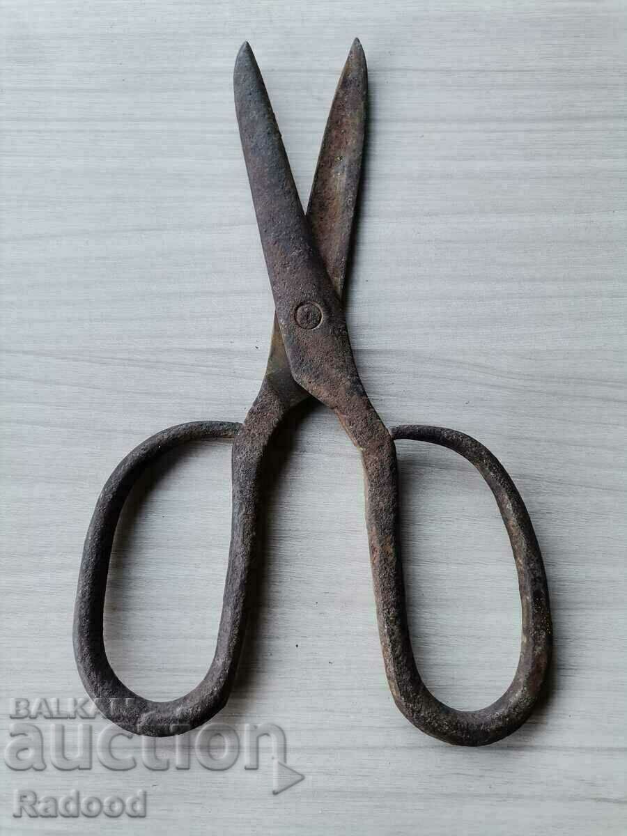Стари ръчно ковани ножици