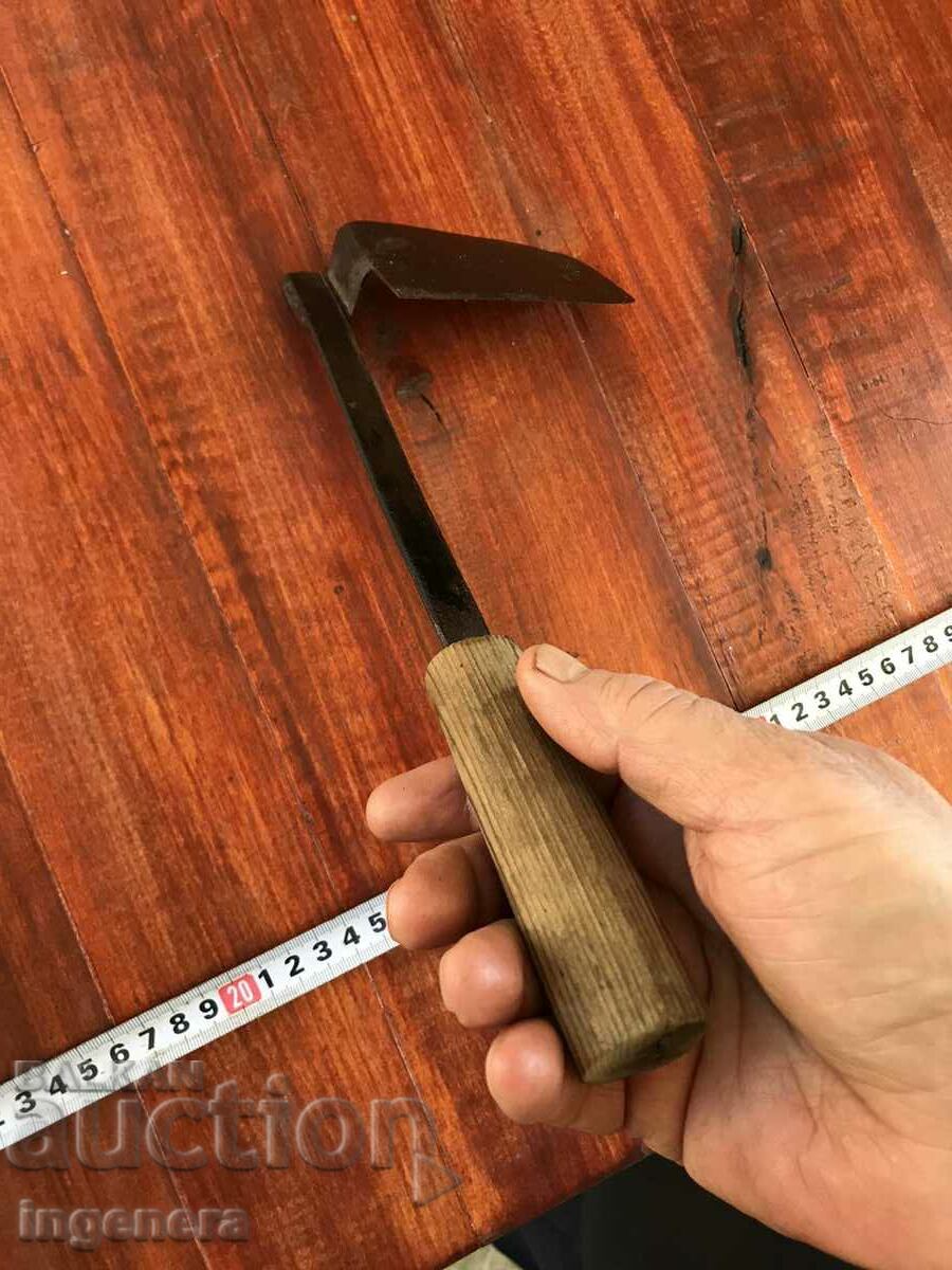 Auction KNIFE FOR TRIMING A HORSE'S HOOF WHEN SHOEING Auction KNIFE FOR TRIMING A HORSE'S HOOF WHEN SHOEING