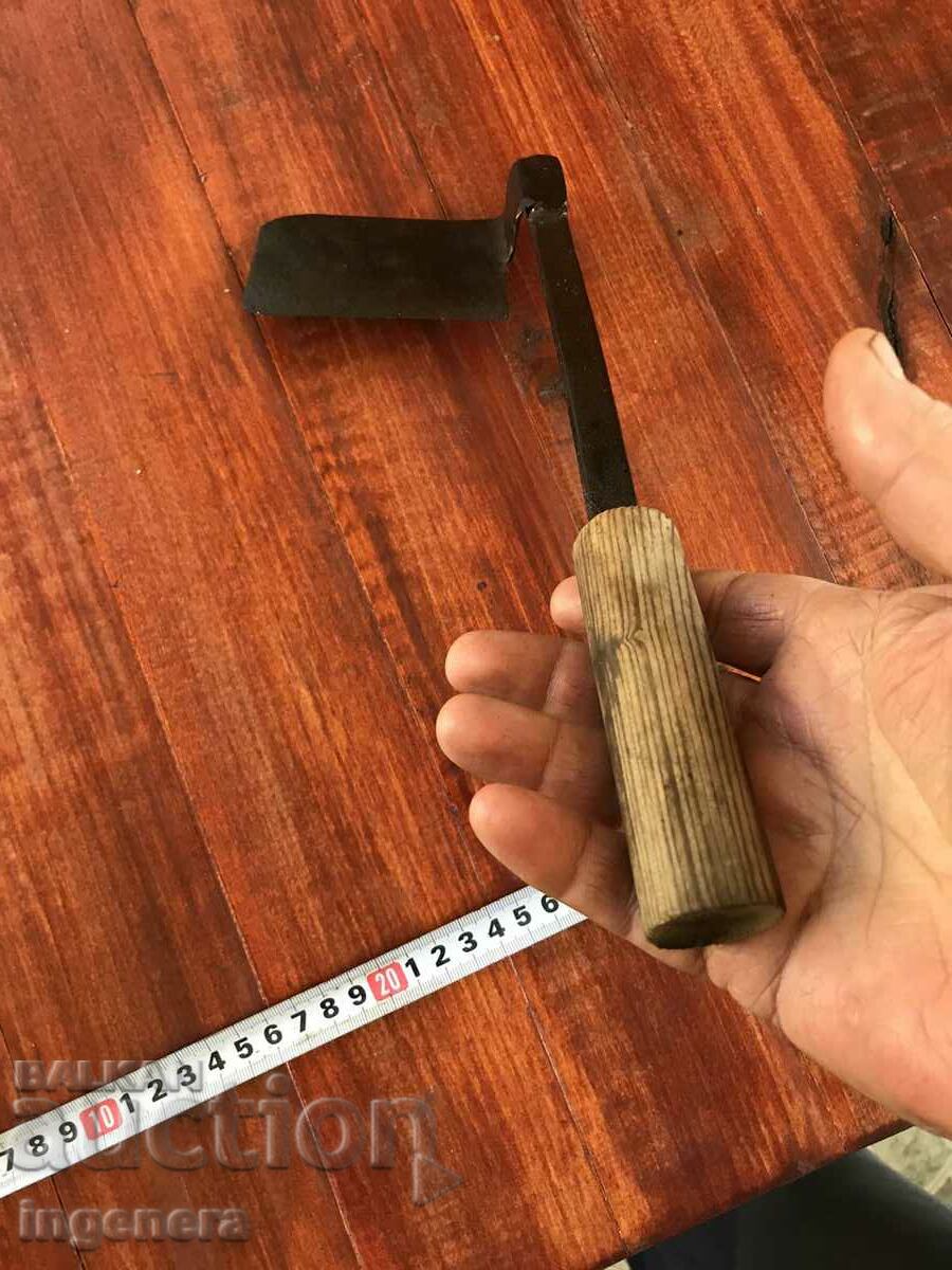 Delivery of KNIFE FOR TRIMING A HORSE'S HOOF WHEN SHOEING Delivery of KNIFE FOR TRIMING A HORSE'S HOOF WHEN SHOEING