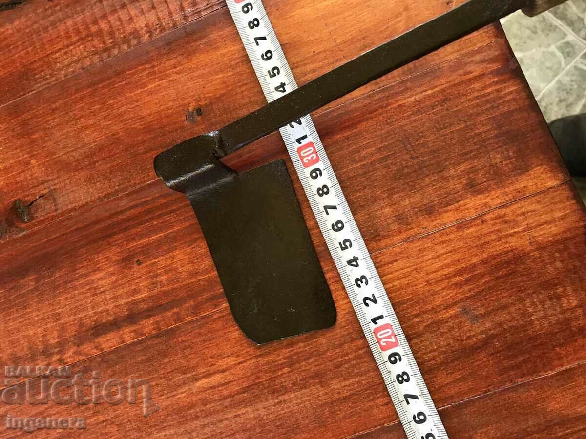 KNIFE FOR TRIMING A HORSE'S HOOF WHEN SHOEING - 6 KNIFE FOR TRIMING A HORSE'S HOOF WHEN SHOEING - 6