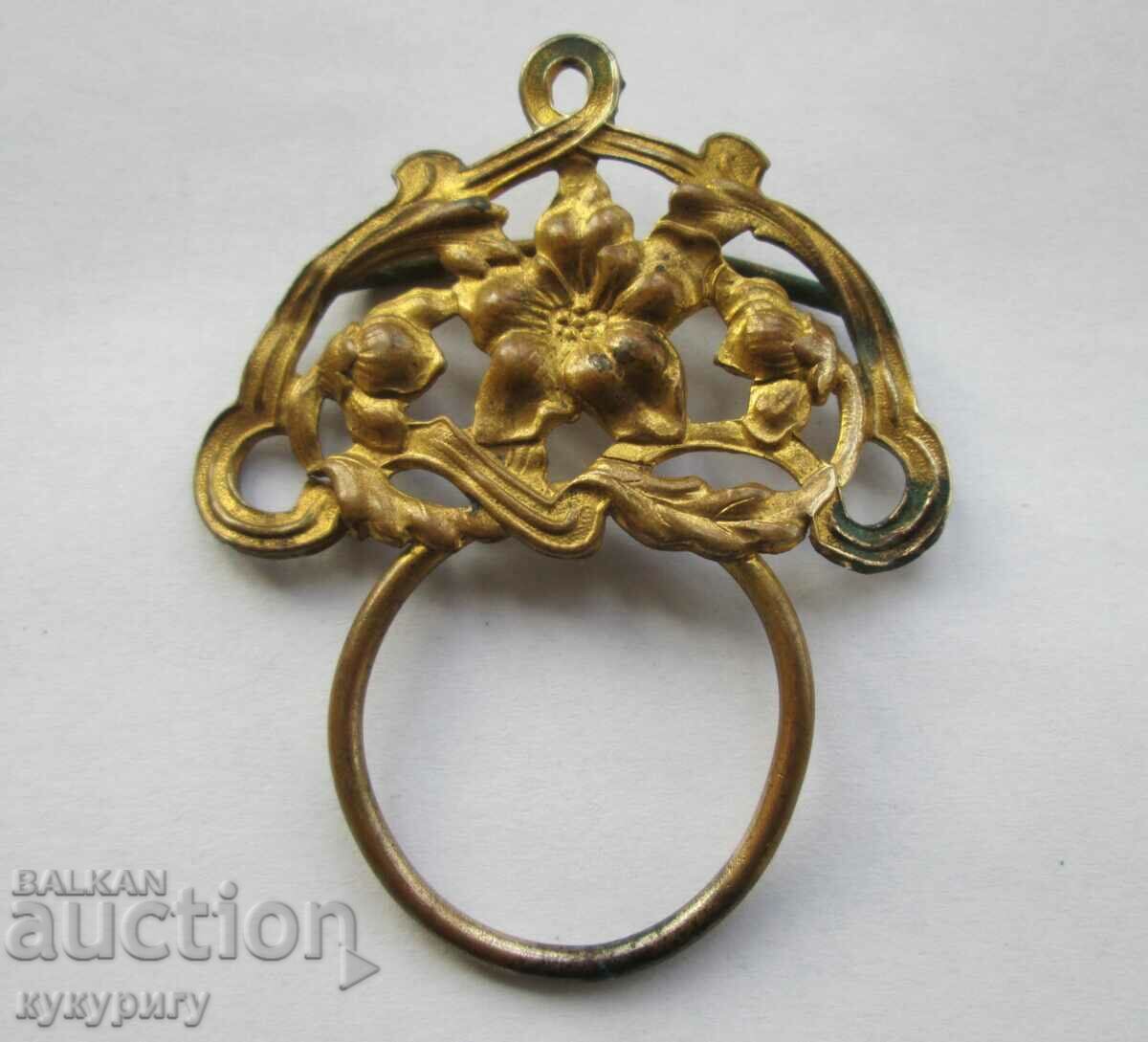 Delivery of Old lady's scarf brooch with floral ornaments Delivery of Old lady's scarf brooch with floral ornaments