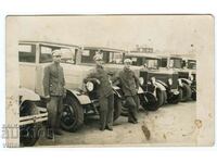 Garaj mașini vechi camioane fotografie militară