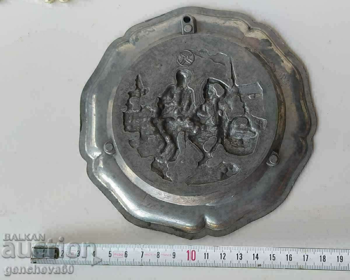 Auction Metal, pewter engraved wall plate, "Grape" Auction Metal, pewter engraved wall plate, "Grape"