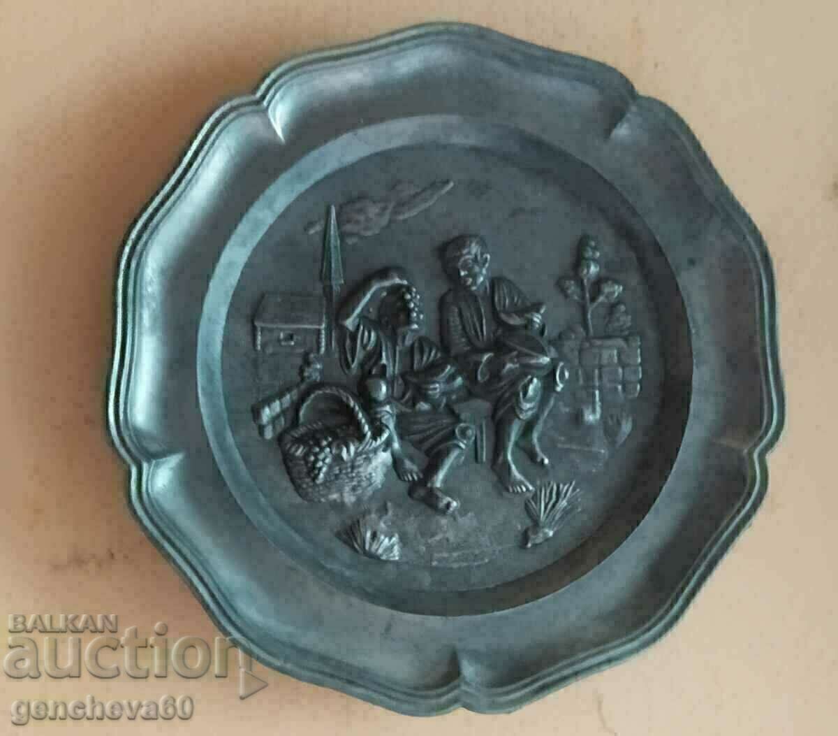 Livrarea Placă de perete din metal, cositor gravat, „struguri”