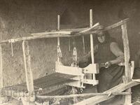 Weaver pe un țesător de țesut Fotografie veche Bit și cultura