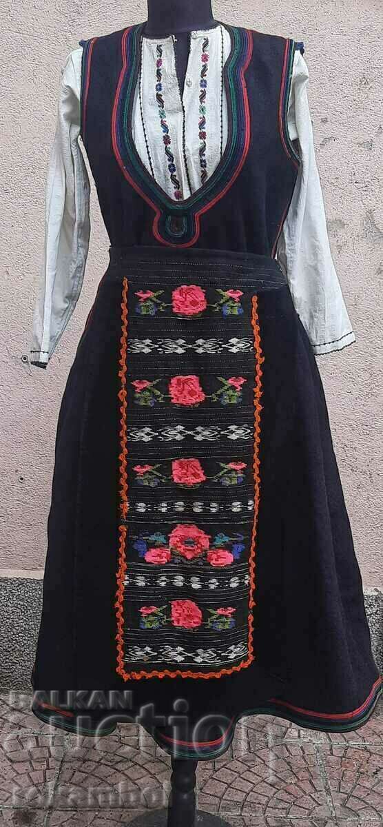 Costum de damă autentic din nordul Bulgariei.