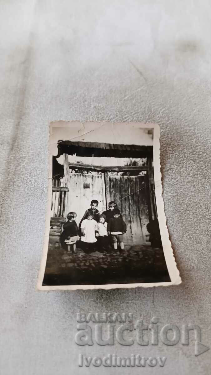 Εικόνα Έξι παιδιά μπροστά στην εξώπορτα ενός παλιού εξοχικού σπιτιού