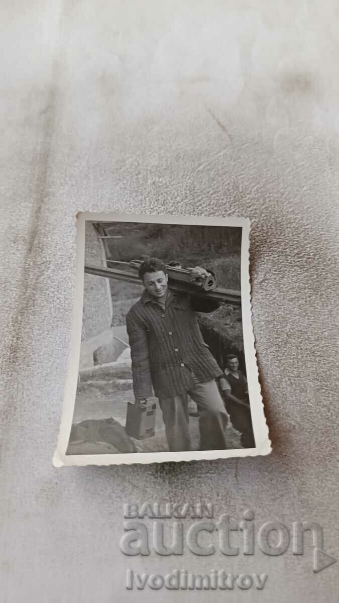 Photo Young man carrying geological equipment