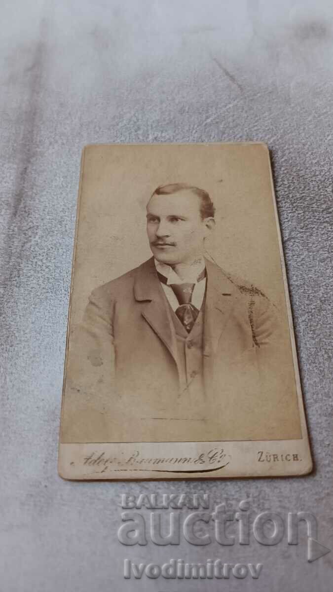 Φωτογραφία Νεαρός άνδρας με μουστάκι χαρτόνι