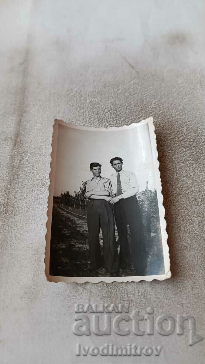 Снимка София Двама млади мъже на улицата 1940