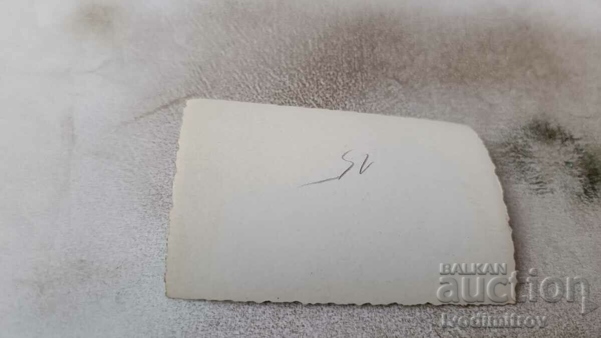 Φωτογραφία Άνδρες γυναίκες και παιδιά στο γρασίδι με τιμή 0.75 BGN | € 0.38 Φωτογραφία Άνδρες γυναίκες και παιδιά στο γρασίδι με τιμή 0.75 BGN | € 0.38