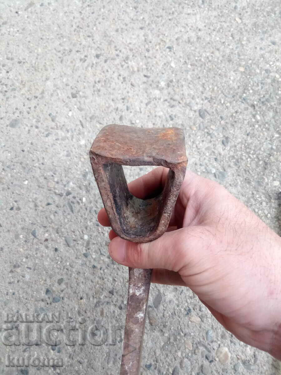 Доставка на Стара брадва секира Доставка на Стара брадва секира