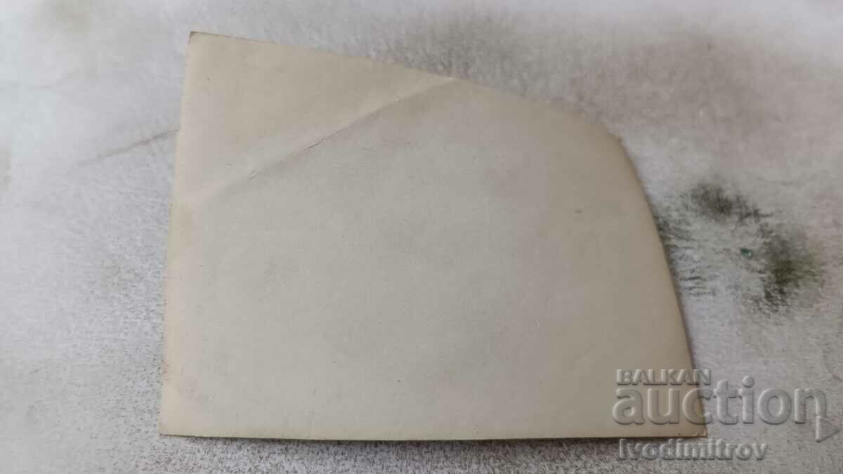 Φωτογραφία Ένας άντρας με μαγιό με γυαλιά ηλίου στην προβλήτα με τιμή 1.85 BGN | € 0.95 Φωτογραφία Ένας άντρας με μαγιό με γυαλιά ηλίου στην προβλήτα με τιμή 1.85 BGN | € 0.95