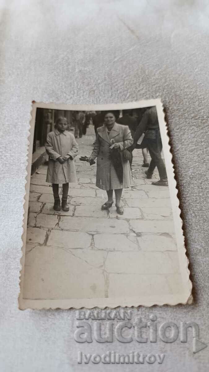 Photo Sofia Woman and girl on the sidewalk