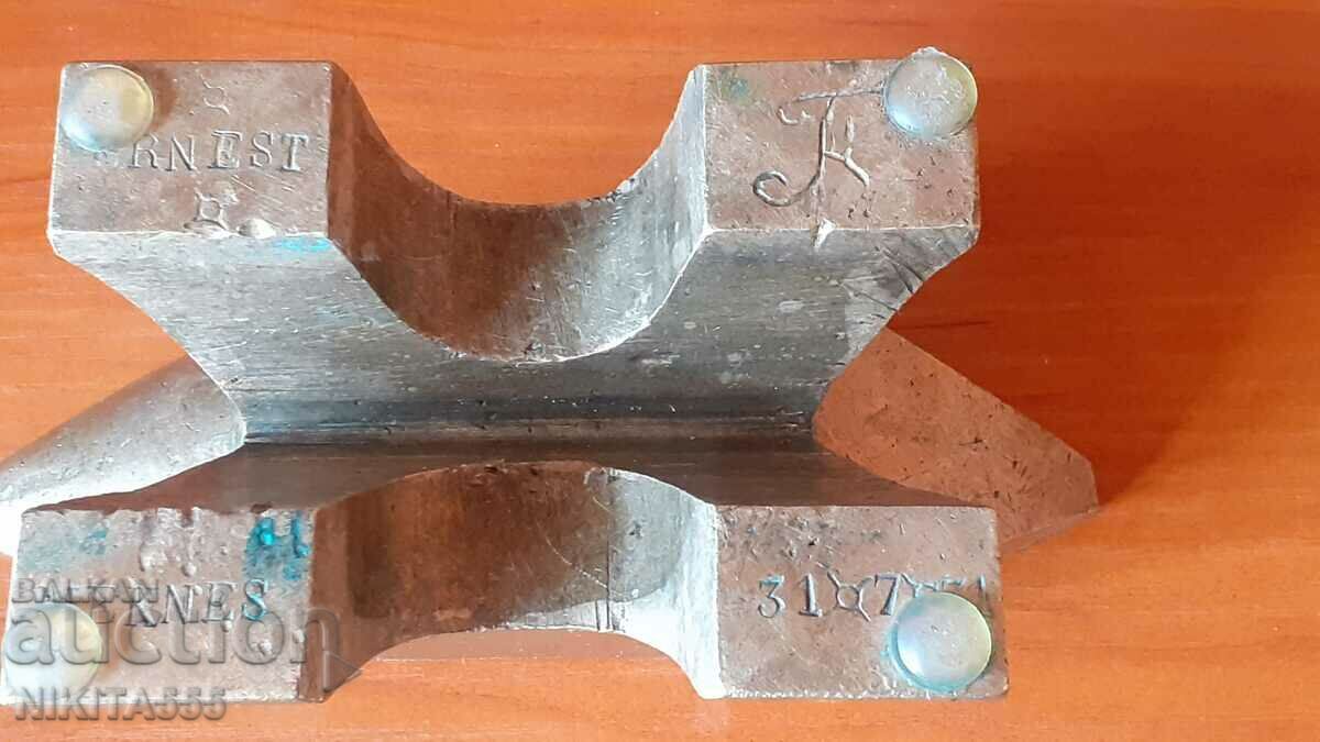 Auction An old bronze jeweler's anvil Auction An old bronze jeweler's anvil