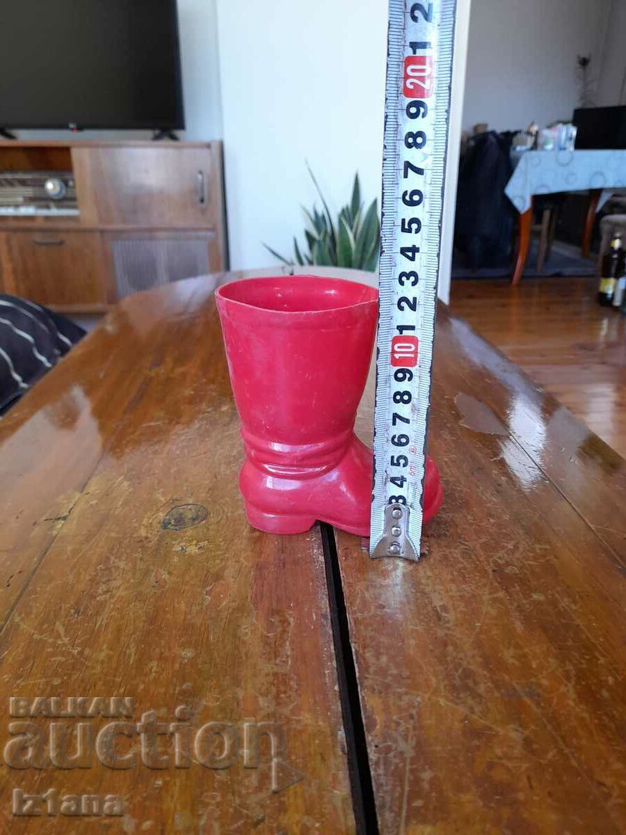 Licitație Ghete vechi de plastic Licitație Ghete vechi de plastic