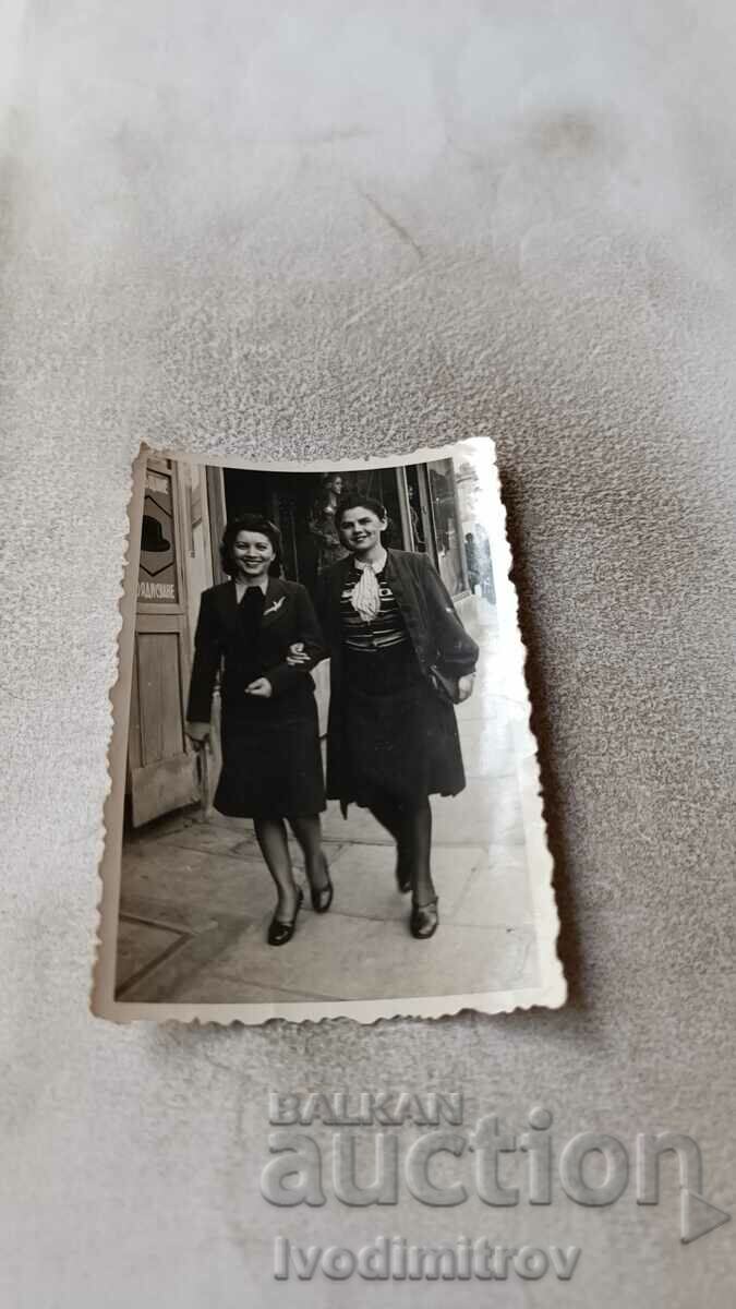 Снимка София Две млади жени на разходка 1940