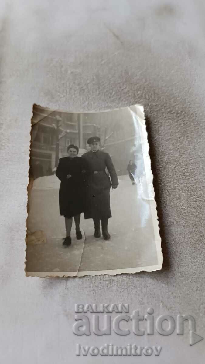 Снимка София Войник и жена на разходка през зимата