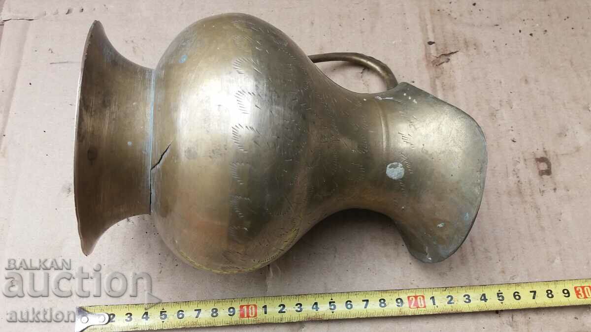 Delivery of SOLID BRONZE JUG WITH ORNAMENTATION Delivery of SOLID BRONZE JUG WITH ORNAMENTATION