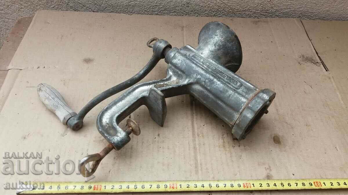 MAȘINĂ DE TOCĂT CARNE MANUALĂ MASSIVĂ - EXCELENTĂ cu preț 19.99 BGN | € 10.22 MAȘINĂ DE TOCĂT CARNE MANUALĂ MASSIVĂ - EXCELENTĂ cu preț 19.99 BGN | € 10.22