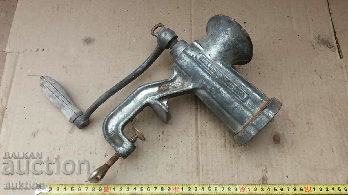 Licitație MAȘINĂ DE TOCĂT CARNE MANUALĂ MASSIVĂ - EXCELENTĂ Licitație MAȘINĂ DE TOCĂT CARNE MANUALĂ MASSIVĂ - EXCELENTĂ