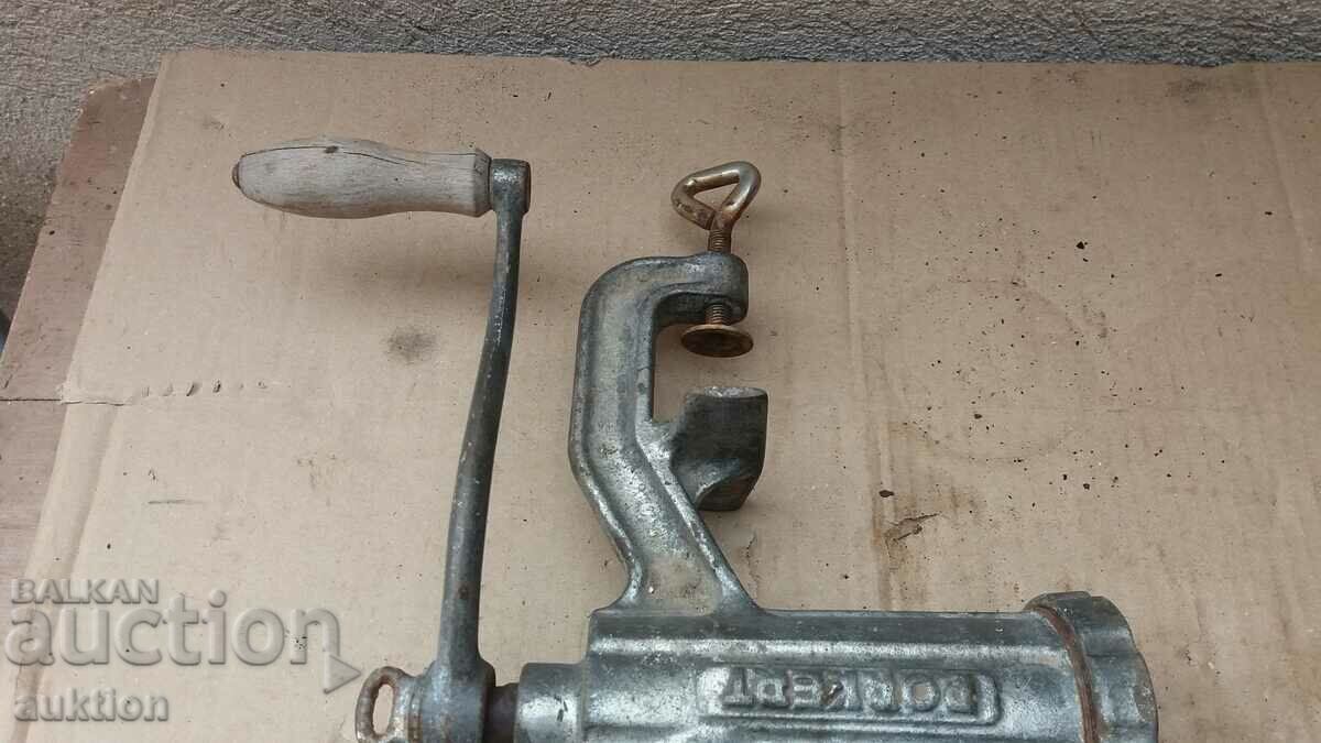 Livrarea MAȘINĂ DE TOCĂT CARNE MANUALĂ MASSIVĂ - EXCELENTĂ Livrarea MAȘINĂ DE TOCĂT CARNE MANUALĂ MASSIVĂ - EXCELENTĂ