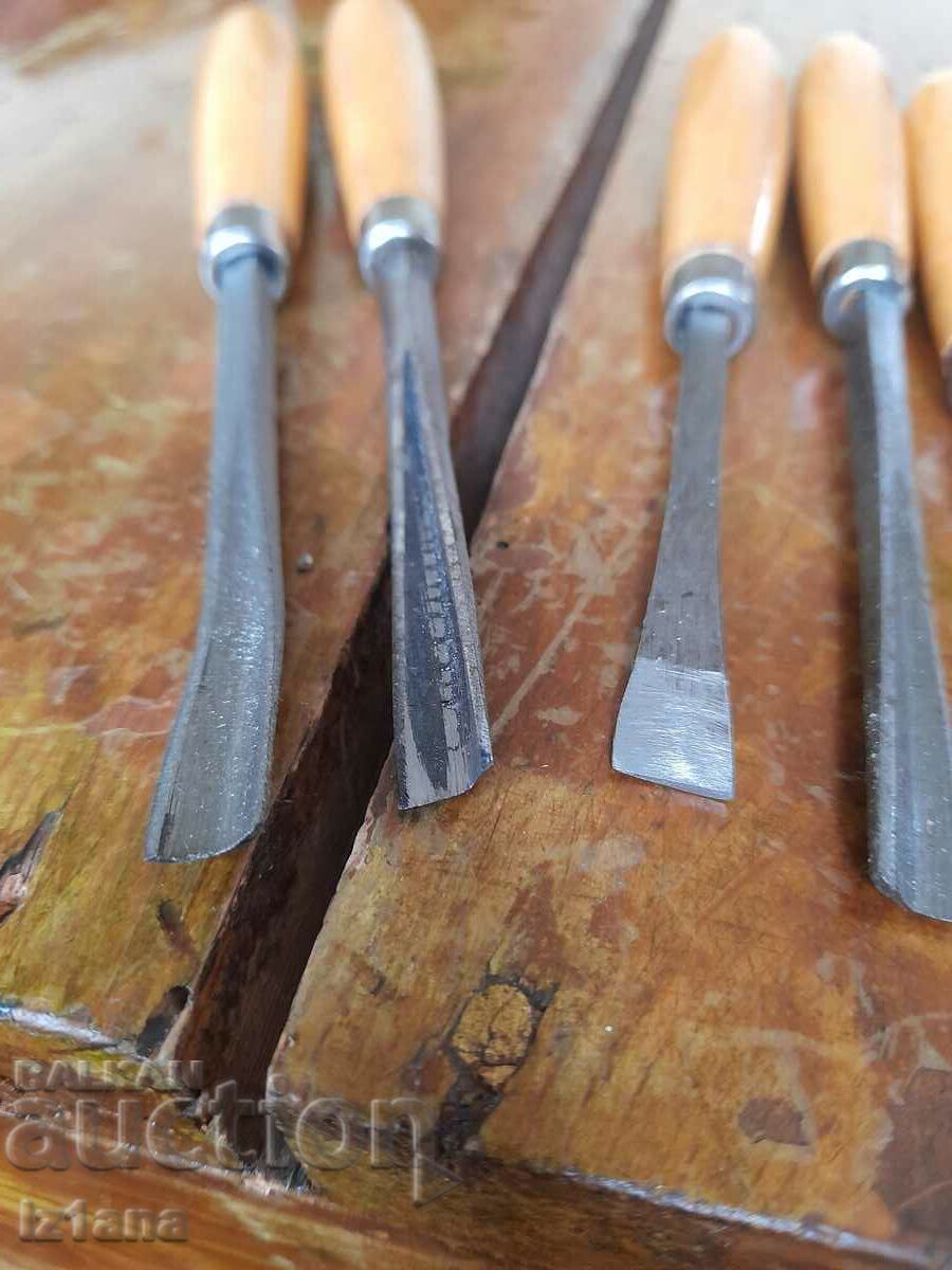 Delivery of Old wood chisels