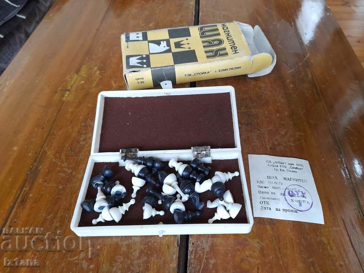Auction Old magnetic chess Auction Old magnetic chess