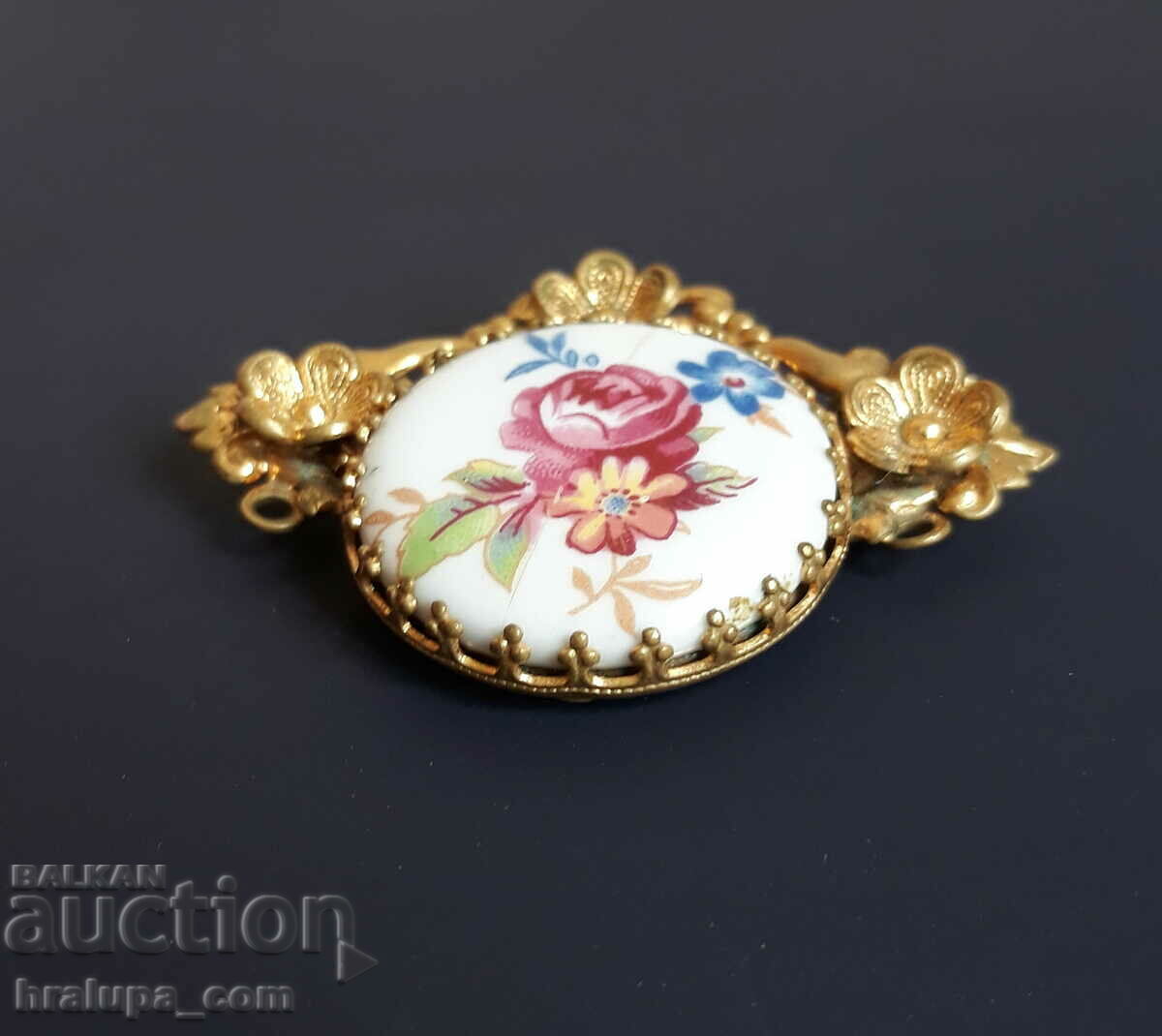 Old porcelain brooch with price 25.00 BGN | € 12.78 Old porcelain brooch with price 25.00 BGN | € 12.78