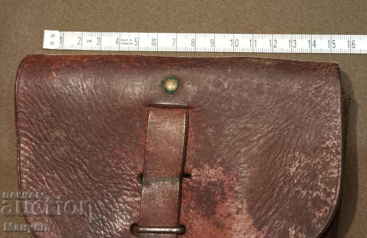 Auction Pistol holster, most likely for P-38, MLE, GT1 or COLT. Auction Pistol holster, most likely for P-38, MLE, GT1 or COLT.