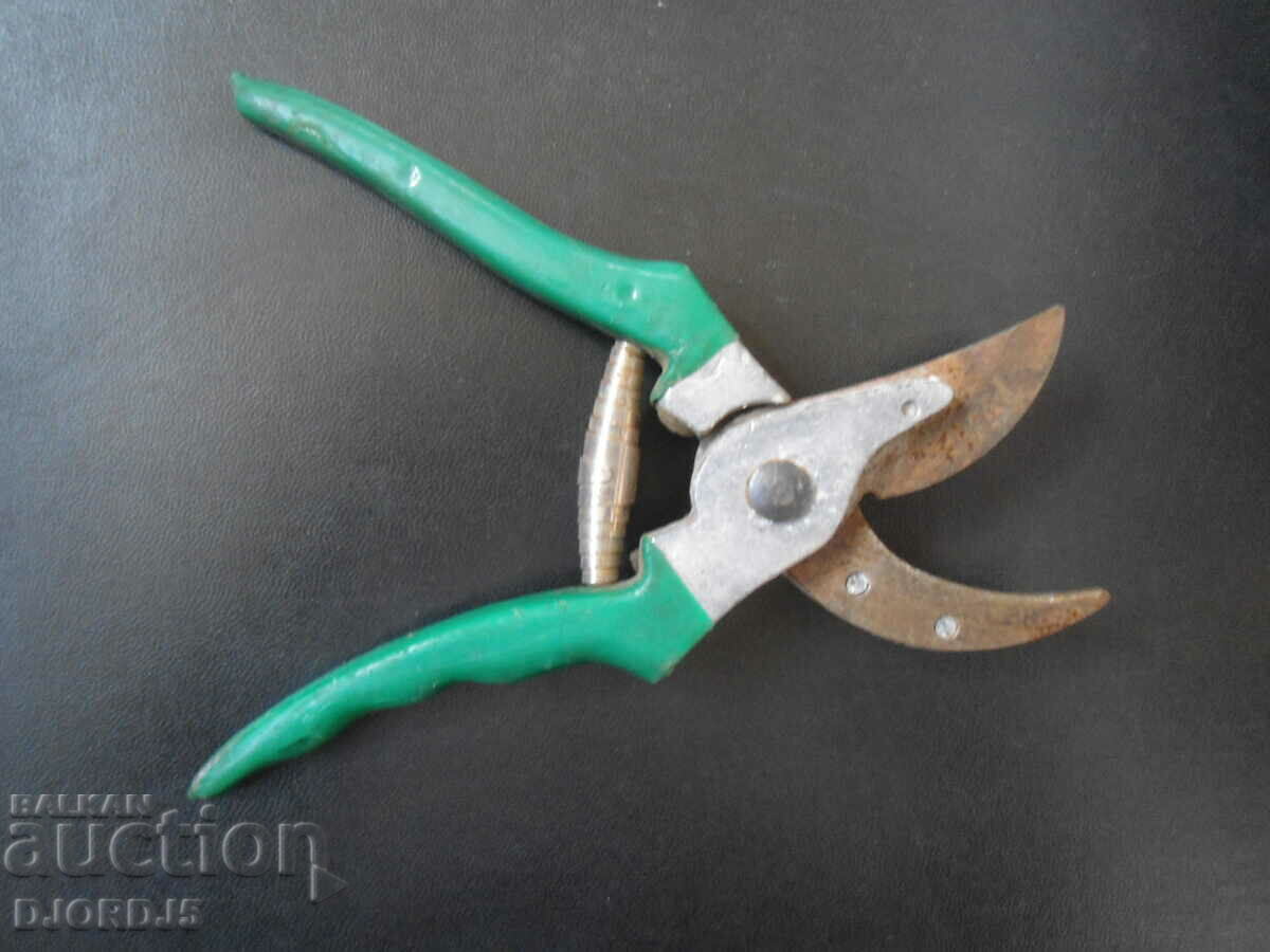 Old scissors with price 5.00 BGN | € 2.56 Old scissors with price 5.00 BGN | € 2.56