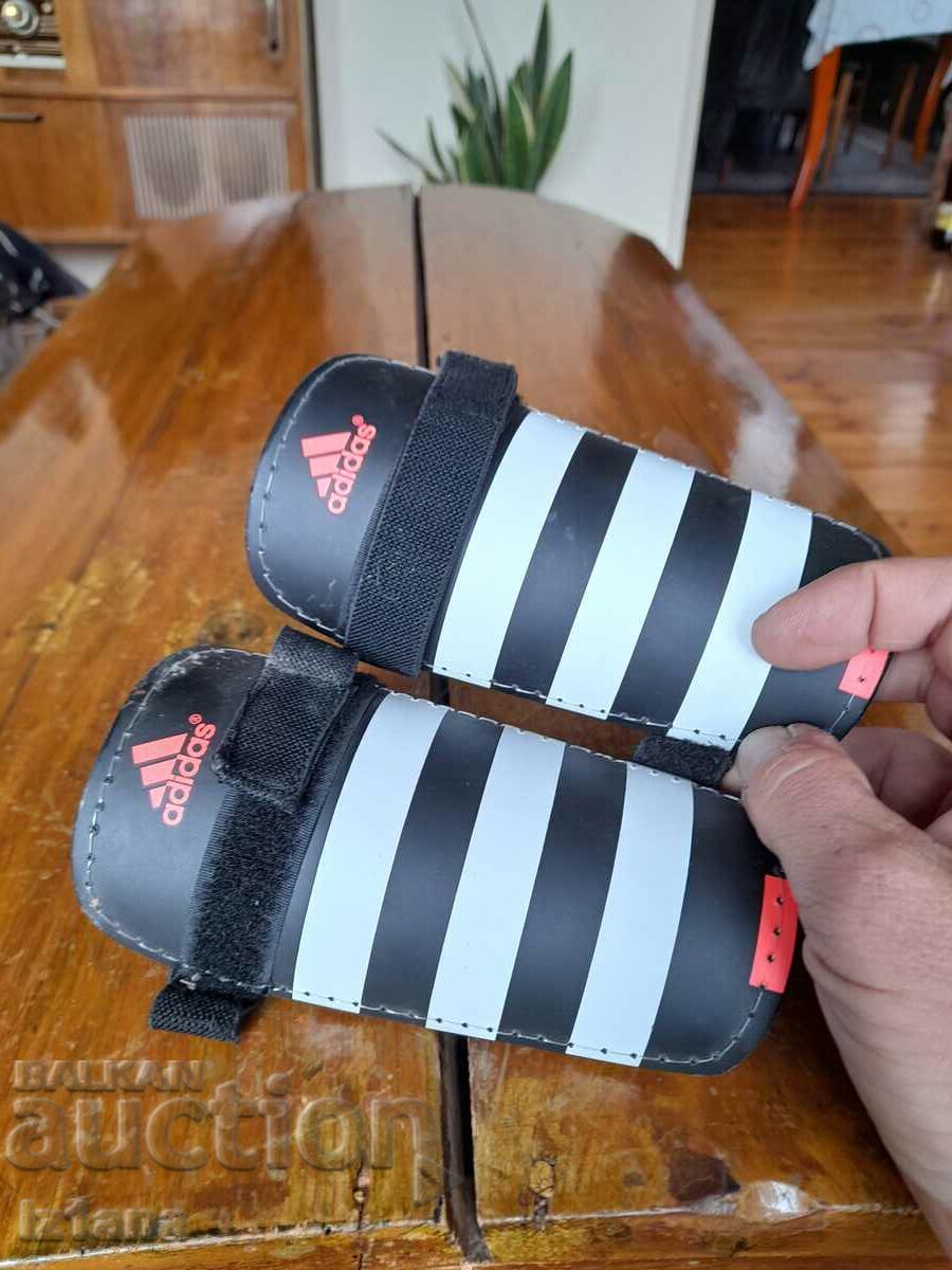 Crampoane de fotbal adidas pentru copii cu preț 10.00 BGN | € 5.11 Crampoane de fotbal adidas pentru copii cu preț 10.00 BGN | € 5.11