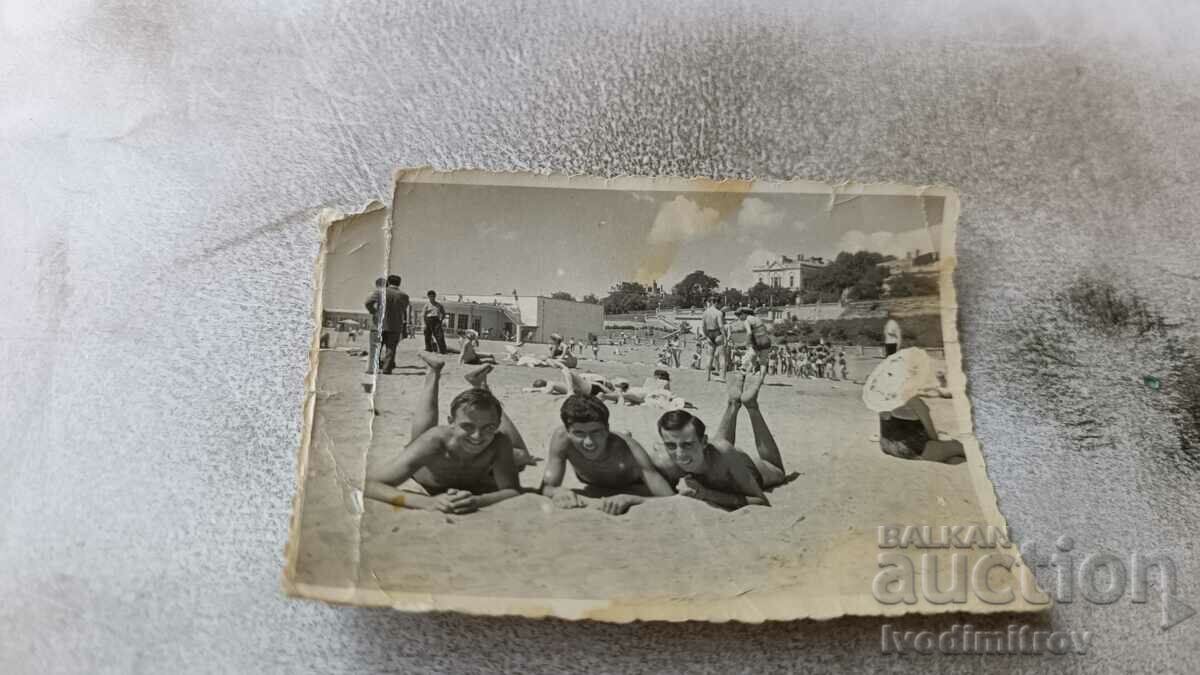 Снимка Трима млади мъже на плажа