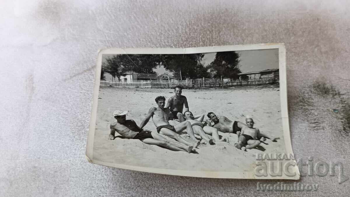 Foto Tineri pe plajă