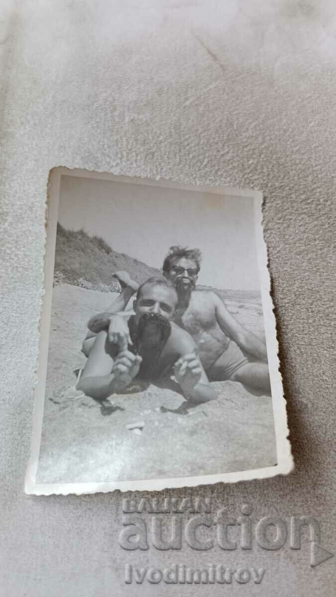 Снимка Двама мъже на плажа