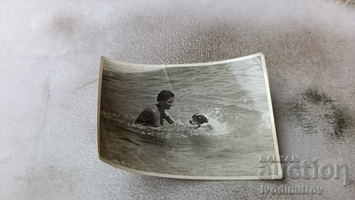 Foto Femeie și câine în mare 1958