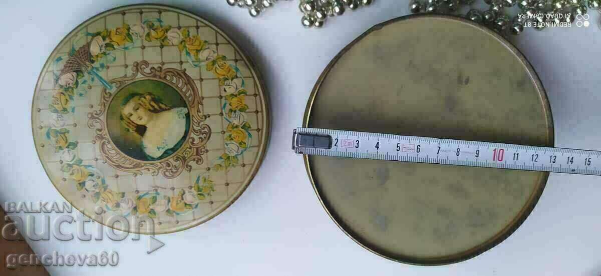 Delivery of VINTAGE tin box/MADELEINE Paris Delivery of VINTAGE tin box/MADELEINE Paris