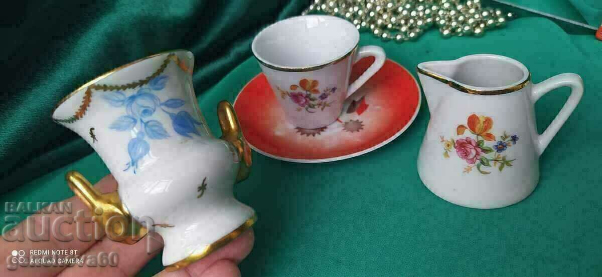 Παράδοση Μια ενδιαφέρουσα πορσελάνη πολλές μινιατούρες Παράδοση Μια ενδιαφέρουσα πορσελάνη πολλές μινιατούρες