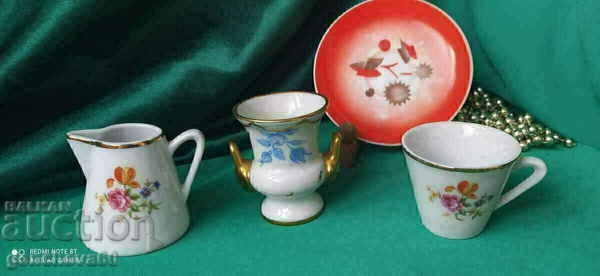 Μια ενδιαφέρουσα πορσελάνη πολλές μινιατούρες Μια ενδιαφέρουσα πορσελάνη πολλές μινιατούρες