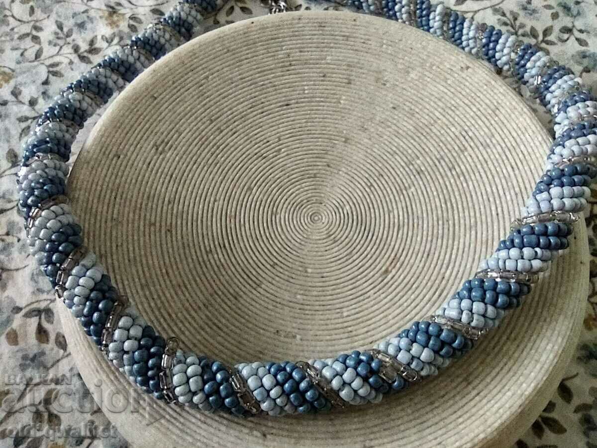 Livrarea Colier vechi, lucrat manual, foarte frumos Livrarea Colier vechi, lucrat manual, foarte frumos