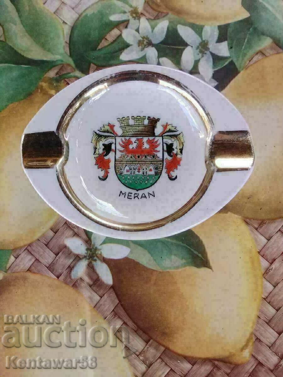 Porcelain ashtray with gilding. Porcelain ashtray with gilding.