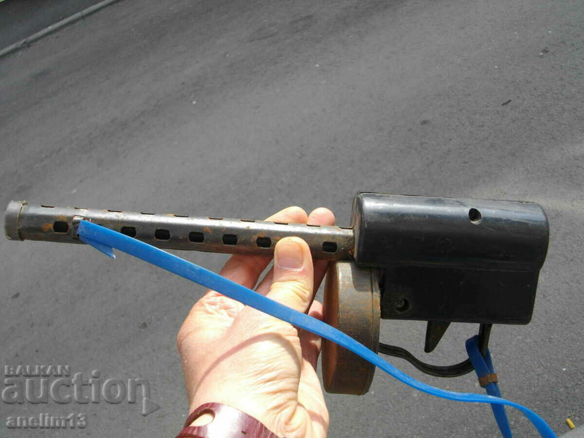 Delivery of OLD TIN TOY SPAGIN Delivery of OLD TIN TOY SPAGIN