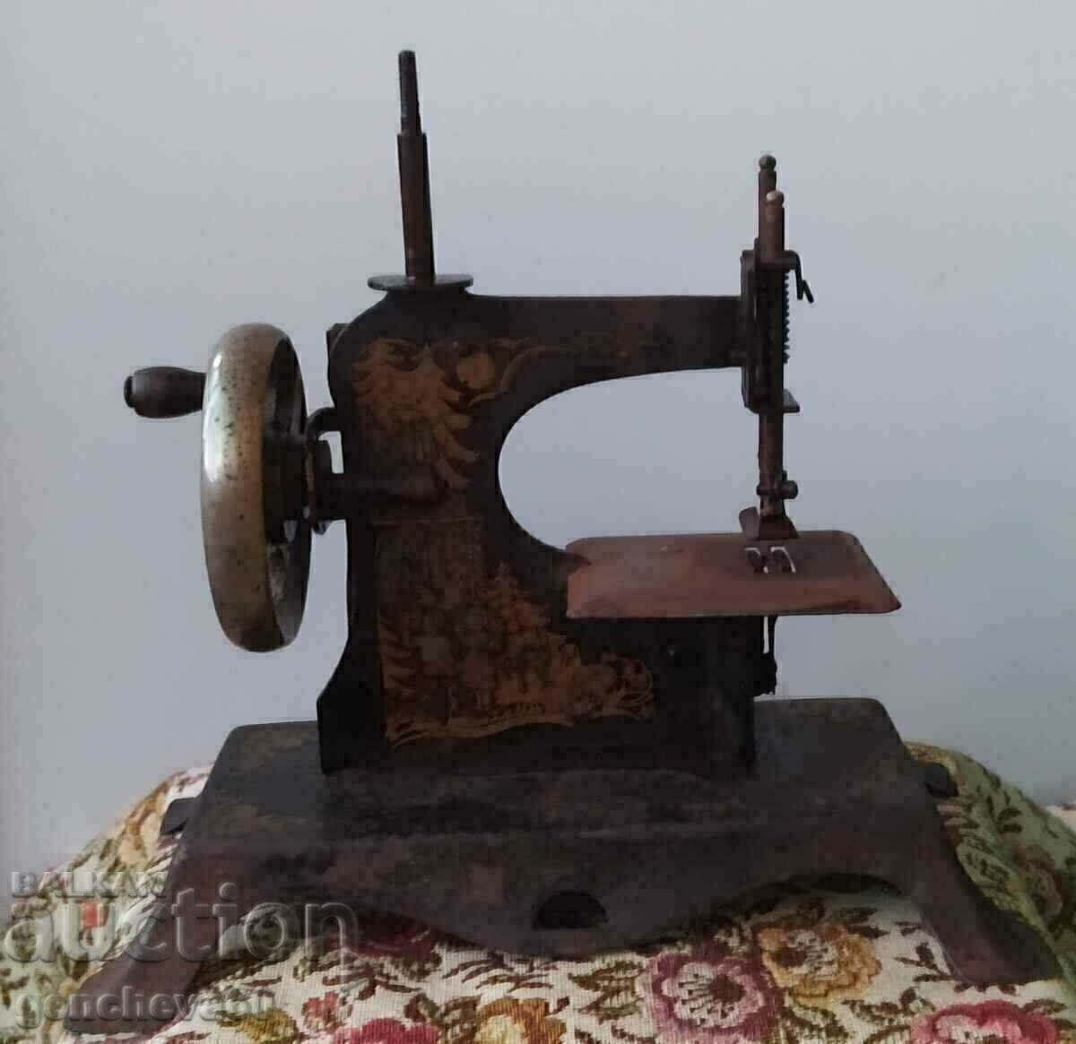 Delivery of Rare metal, mini sewing machine / Germany Delivery of Rare metal, mini sewing machine / Germany
