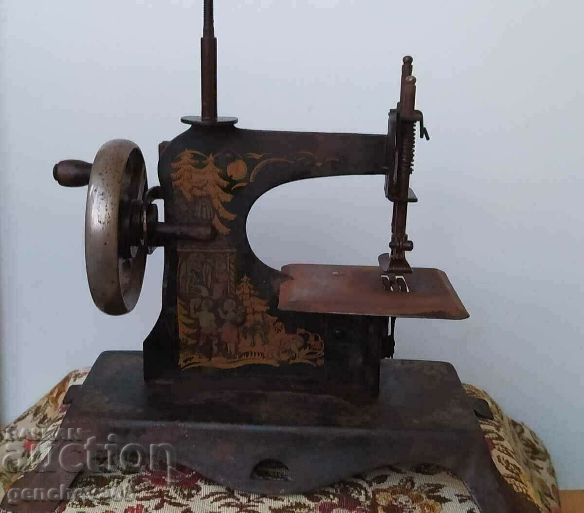 Rare metal, mini sewing machine / Germany