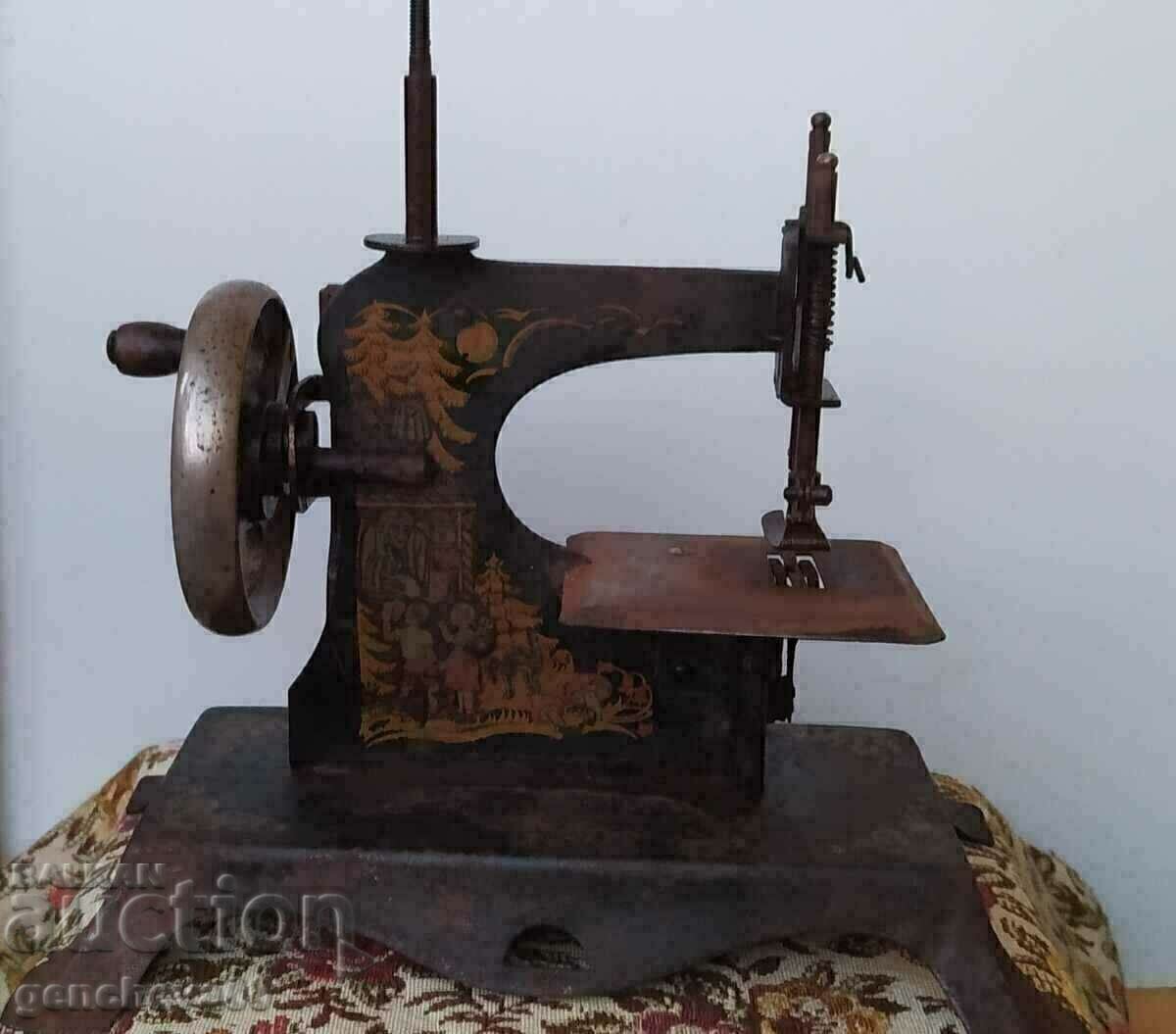 Rare metal, mini sewing machine / Germany Rare metal, mini sewing machine / Germany