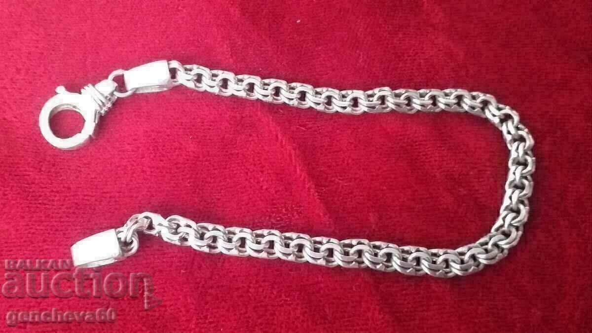 Доставка на ЯКА СРЕБЪРНА ГРИВНА Доставка на ЯКА СРЕБЪРНА ГРИВНА